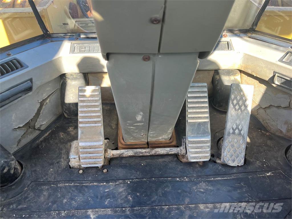 CASE 821C Kolové nakladače