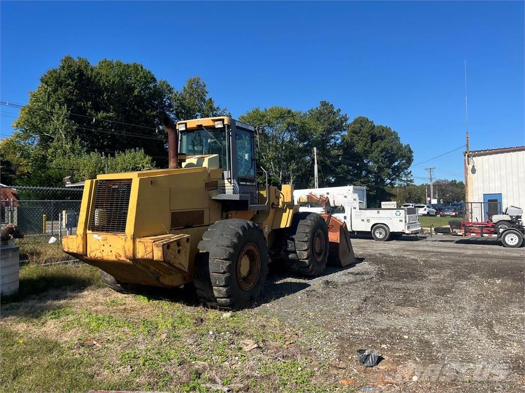 CASE 821C Kolové nakladače