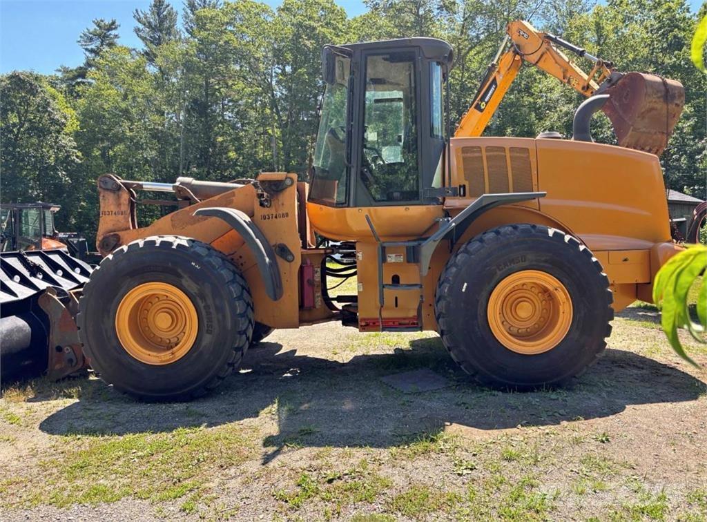 CASE 821F Kolové nakladače