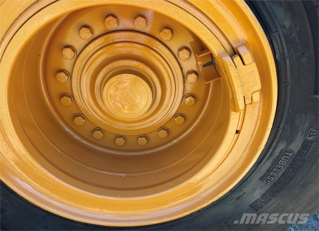 CASE 821F Kolové nakladače