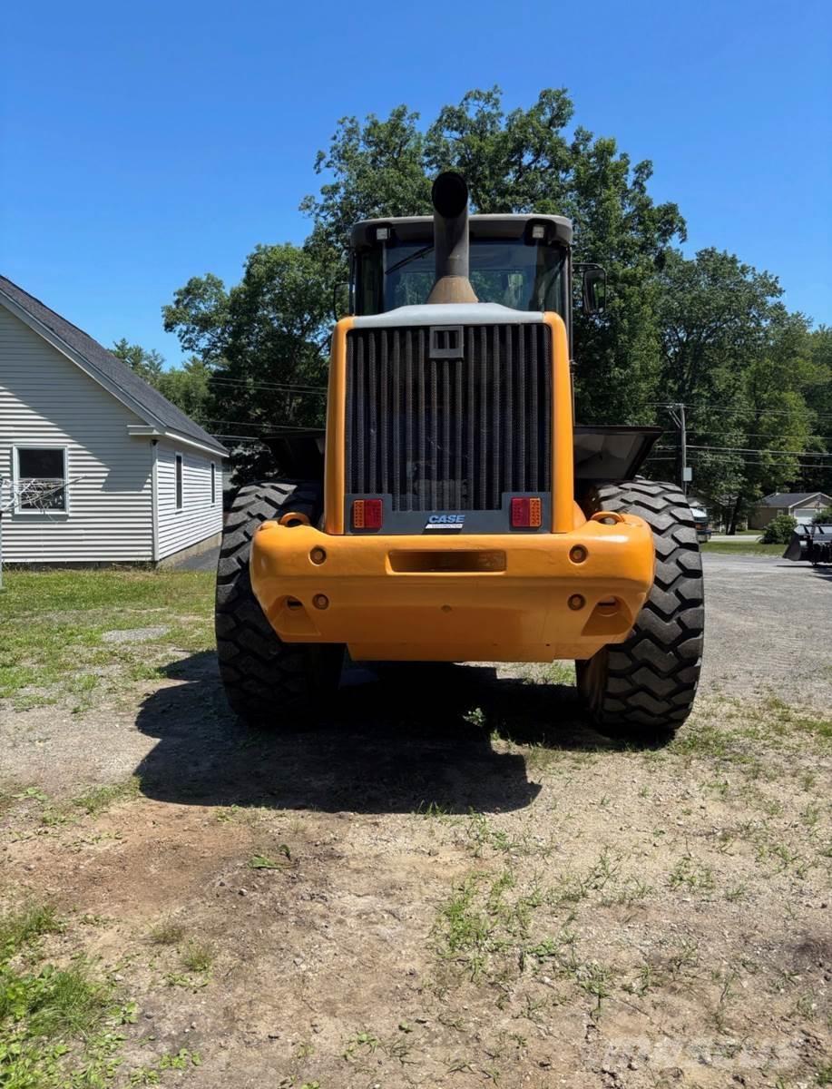 CASE 821F Kolové nakladače