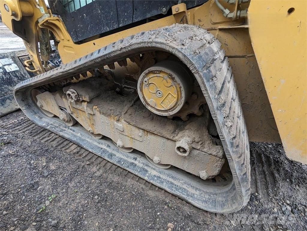 CAT 239D3 Smykem řízené nakladače