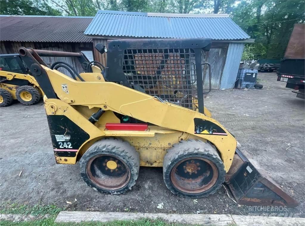 CAT 242 Smykem řízené nakladače