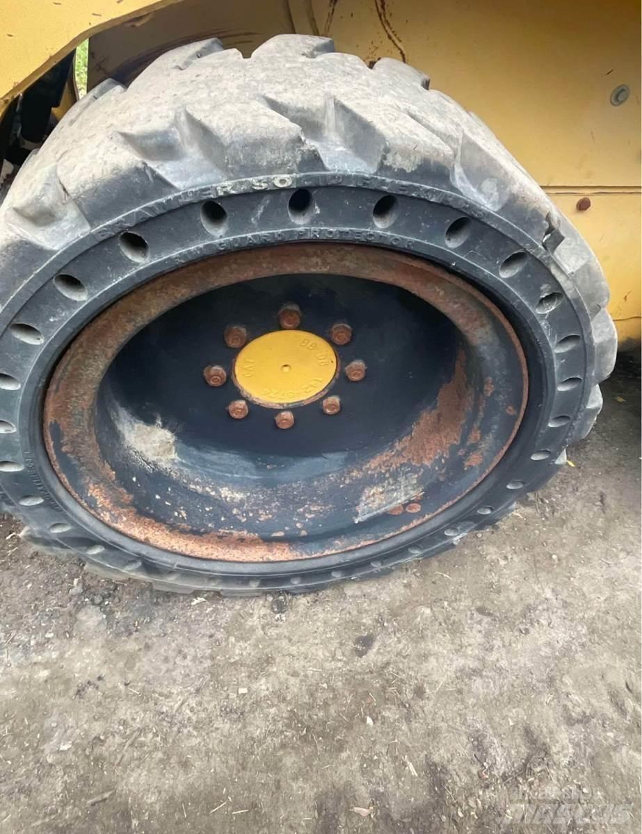 CAT 242 Smykem řízené nakladače