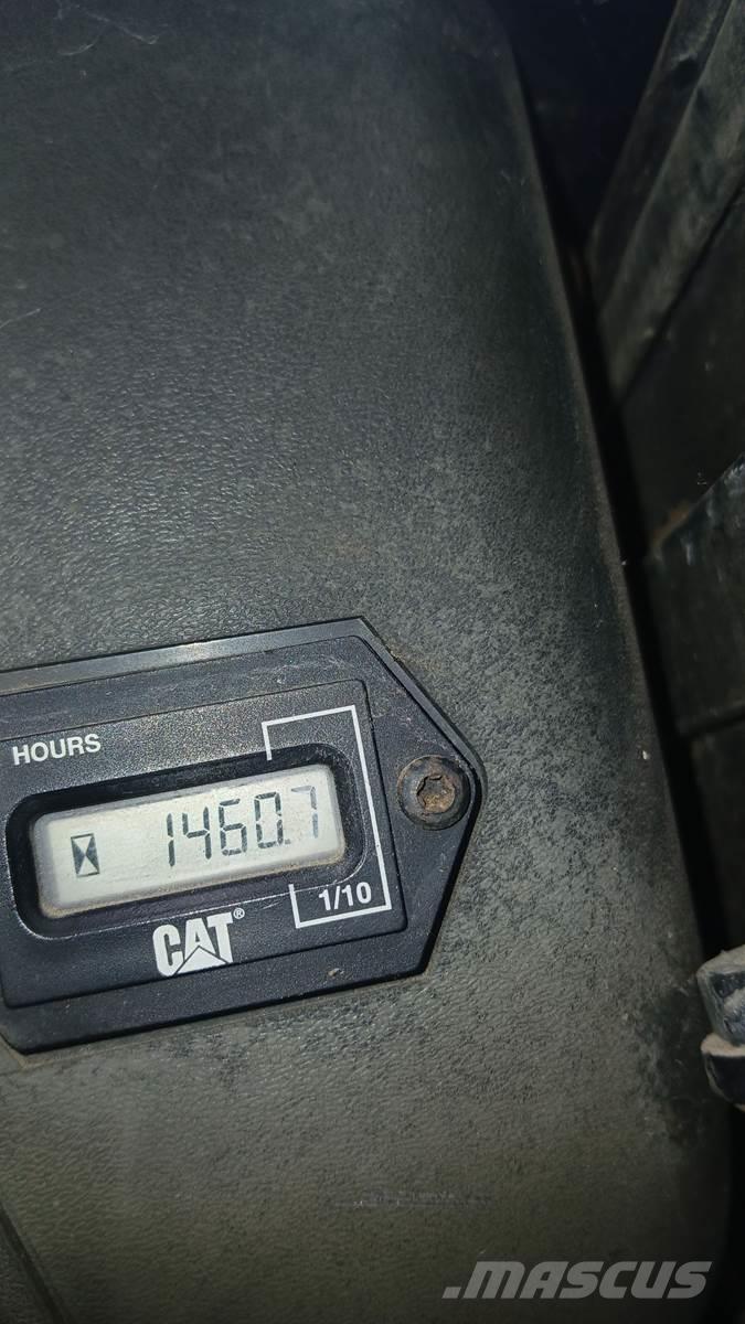 CAT 242 Smykem řízené nakladače