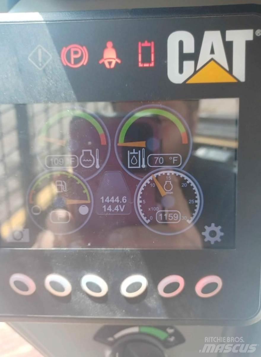 CAT 246D Smykem řízené nakladače