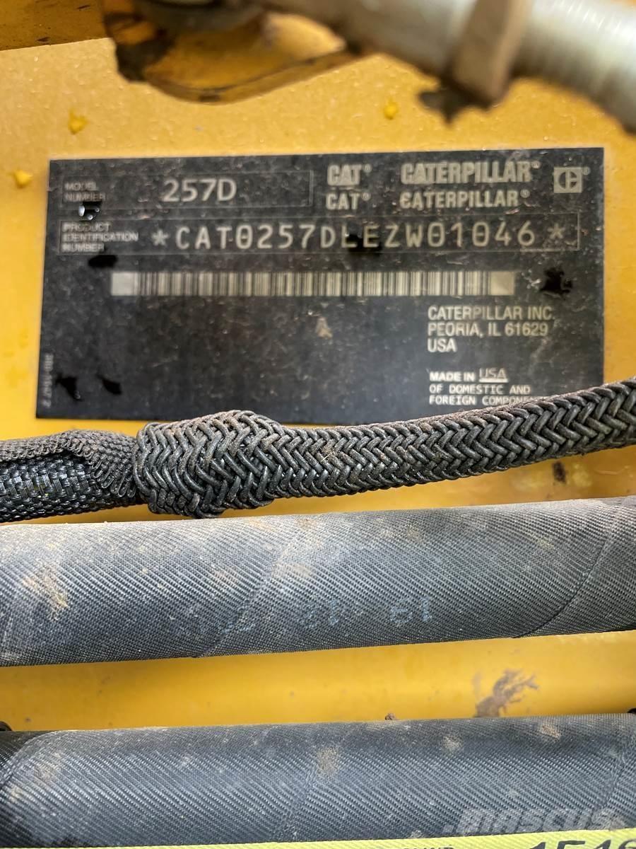 CAT 257D Smykem řízené nakladače