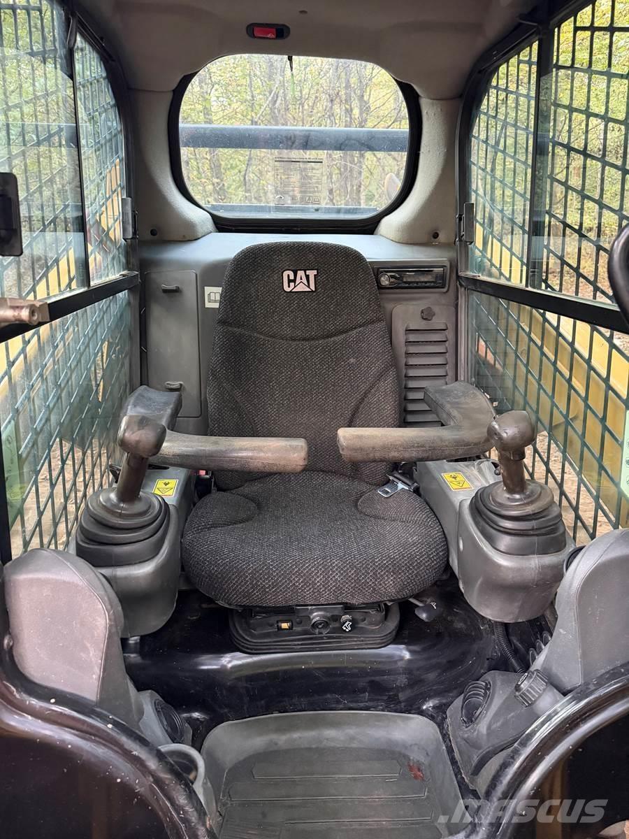 CAT 259D Smykem řízené nakladače