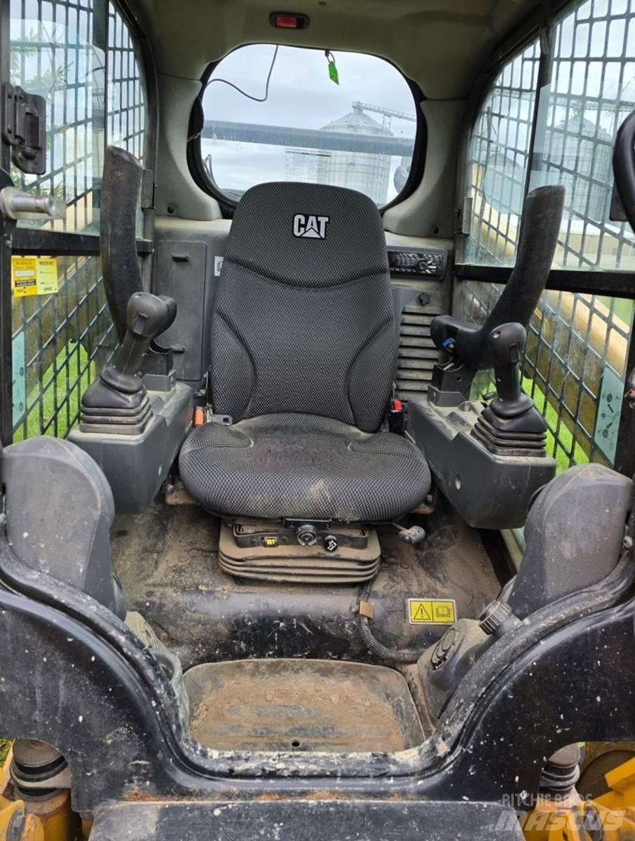 CAT 262D3 Smykem řízené nakladače