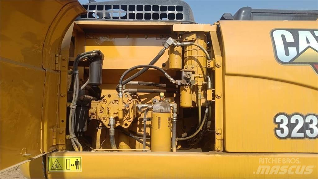 CAT 323D3 Pásová rýpadla