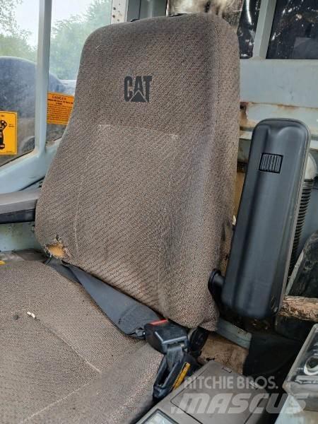 CAT 521 Kácecí harvestory