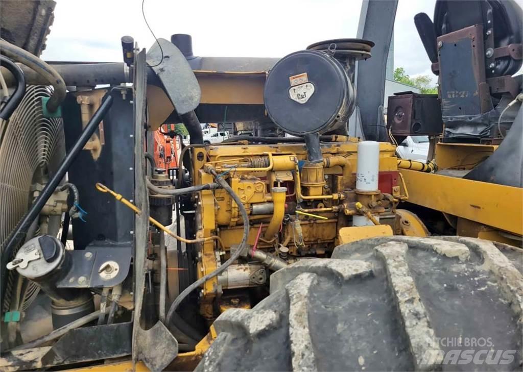CAT 563C Půdní kompaktory
