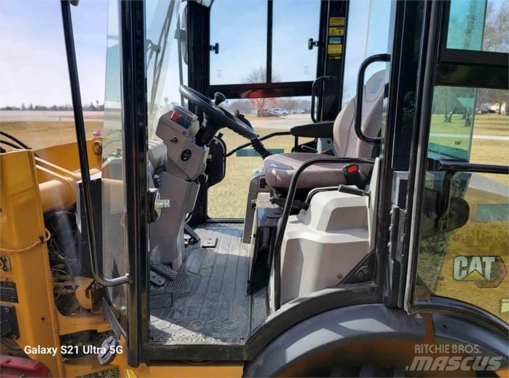 CAT 903D Kolové nakladače