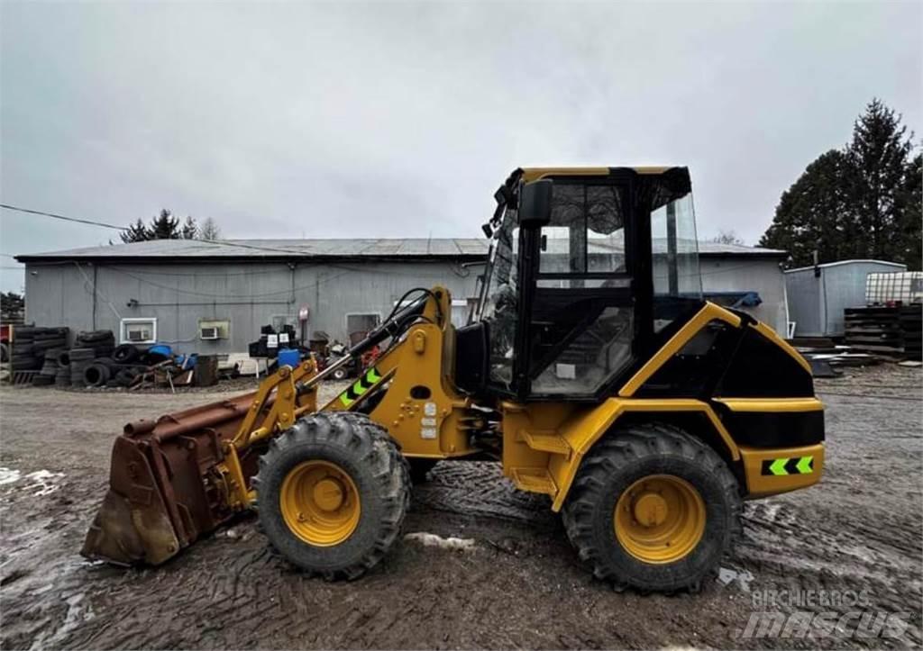 CAT 906 Kolové nakladače