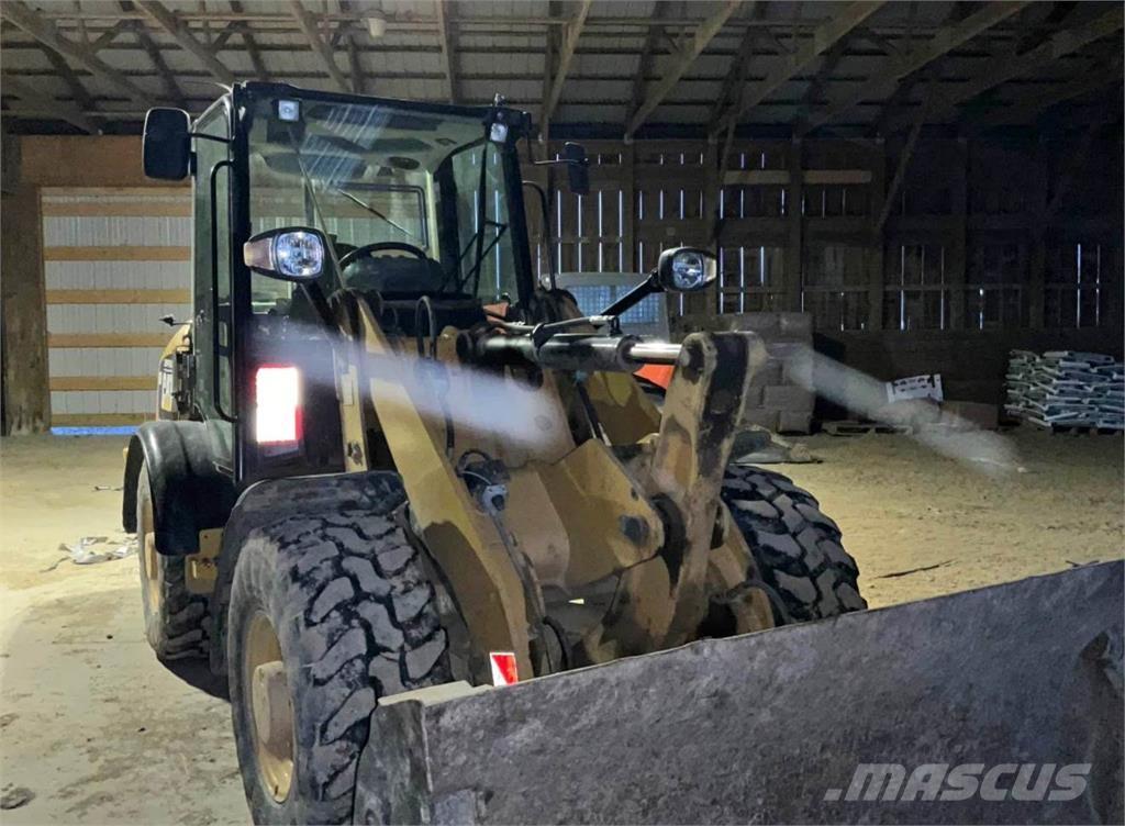 CAT 906H Kolové nakladače