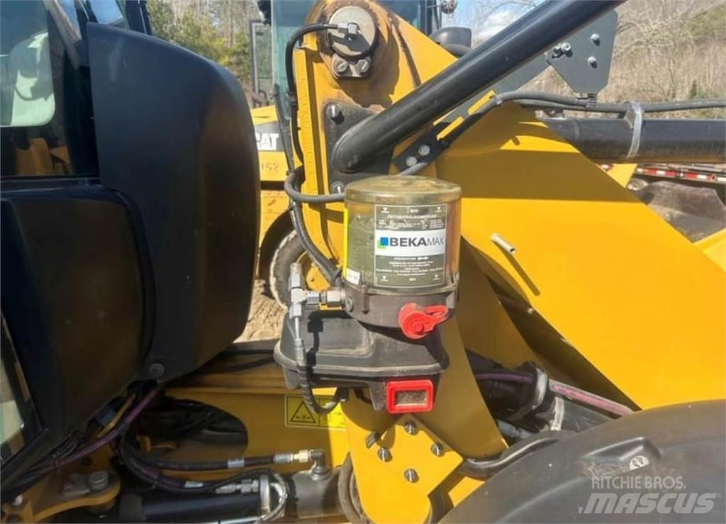 CAT 906M Kolové nakladače