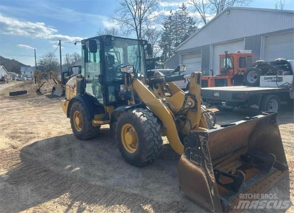 CAT 906M Kolové nakladače