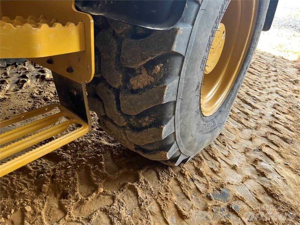 CAT 908M Kolové nakladače