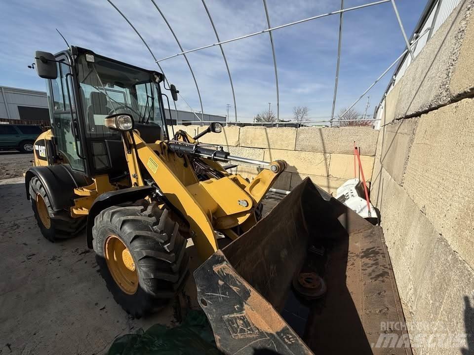 CAT 908M Kolové nakladače