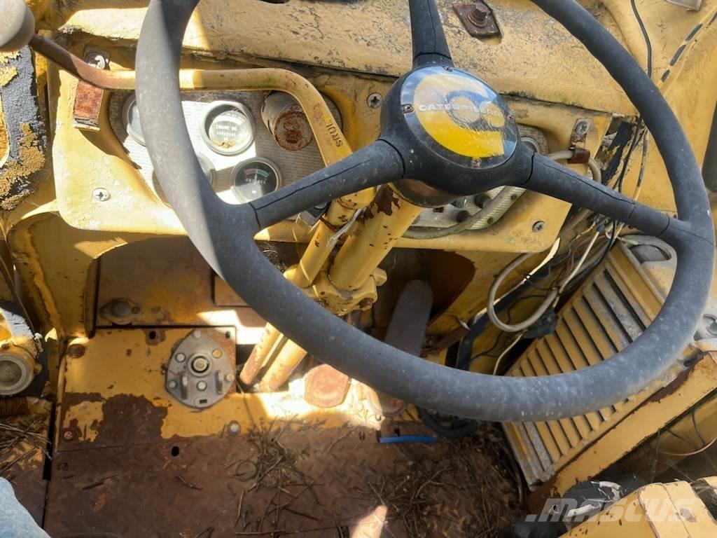 CAT 922B Kolové nakladače