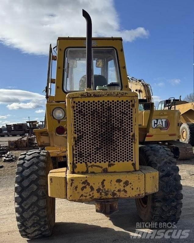 CAT 930 Kolové nakladače