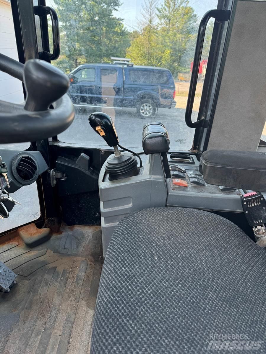 CAT 930G Kolové nakladače