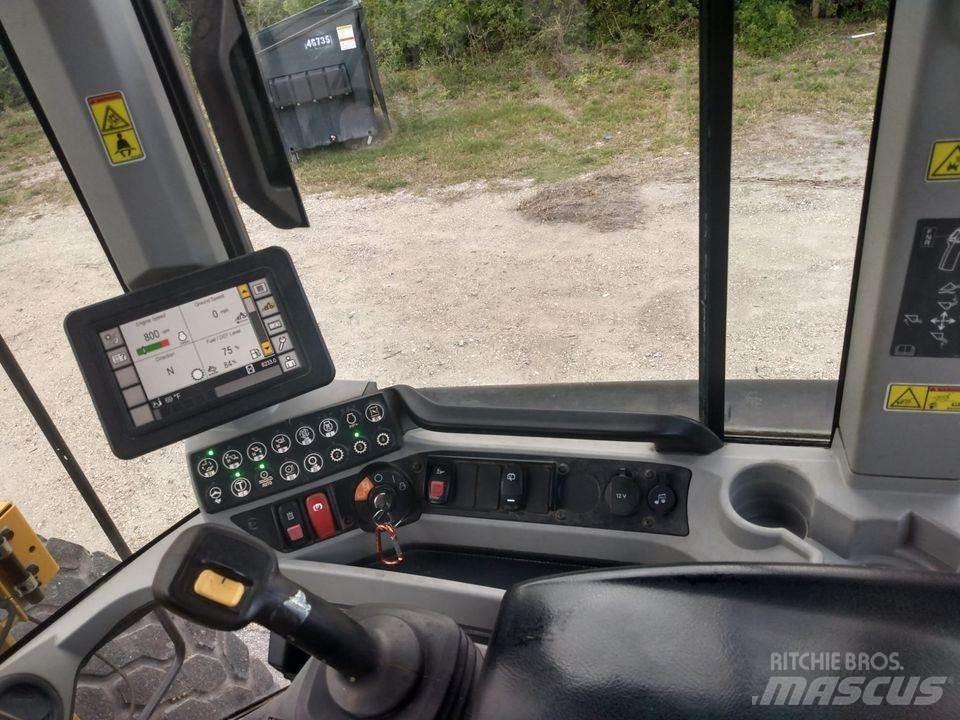 CAT 930M Kolové nakladače