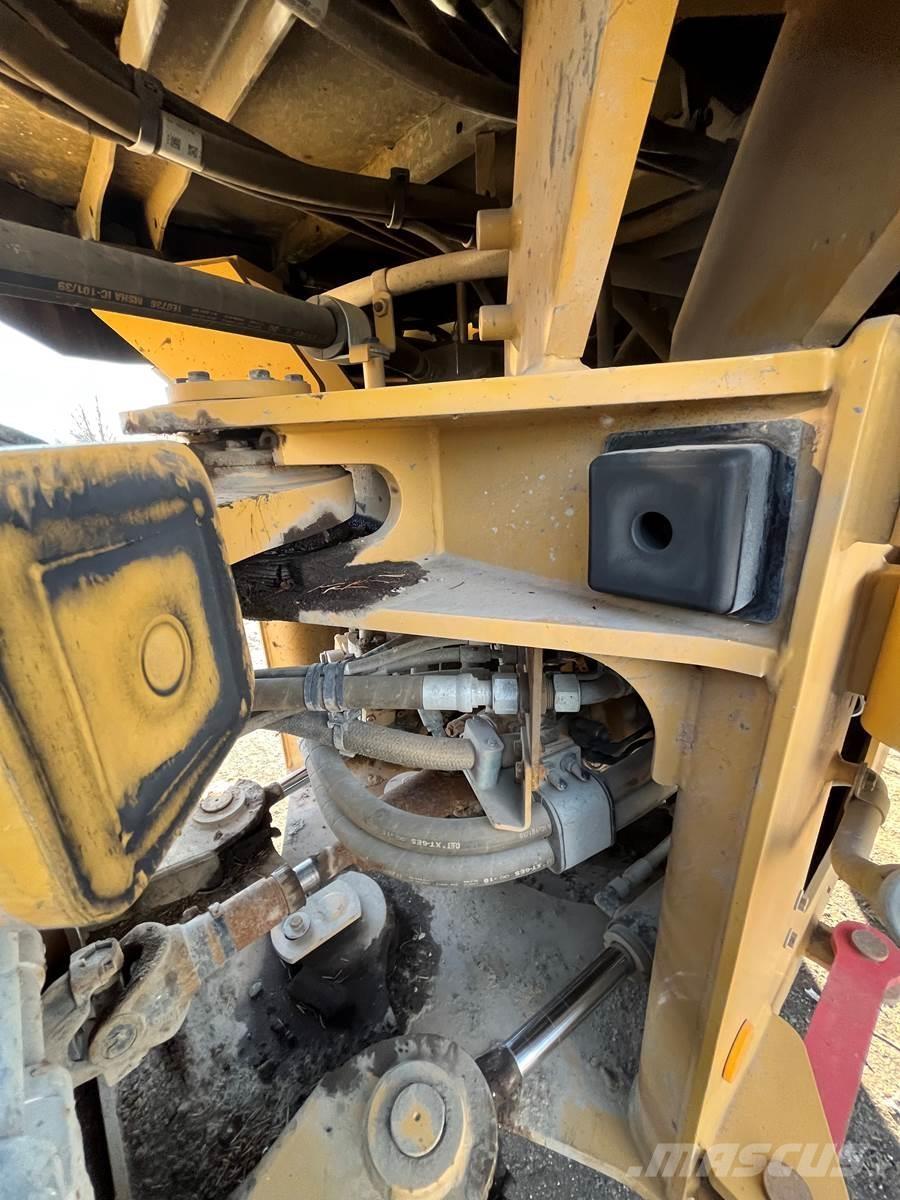 CAT 930M Kolové nakladače