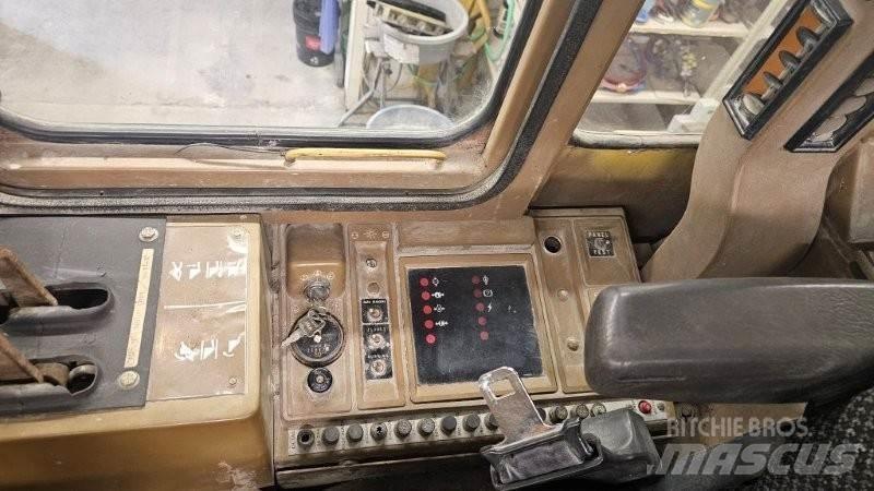 CAT 936F Kolové nakladače