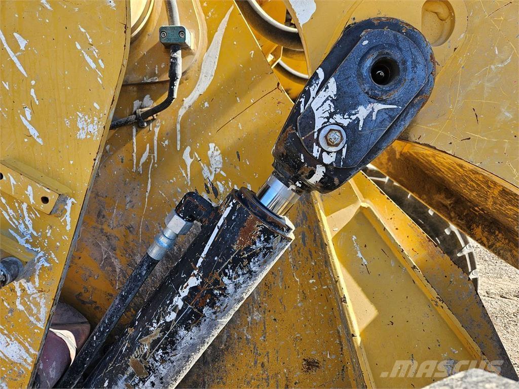 CAT 938M Kolové nakladače