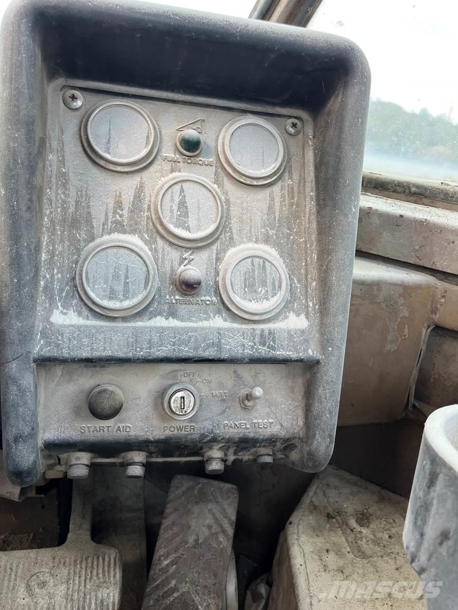 CAT 988B Kolové nakladače