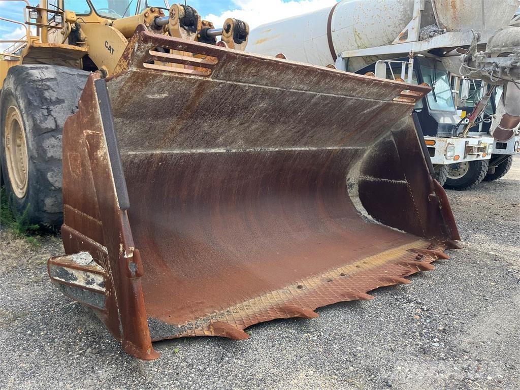 CAT 988B Kolové nakladače