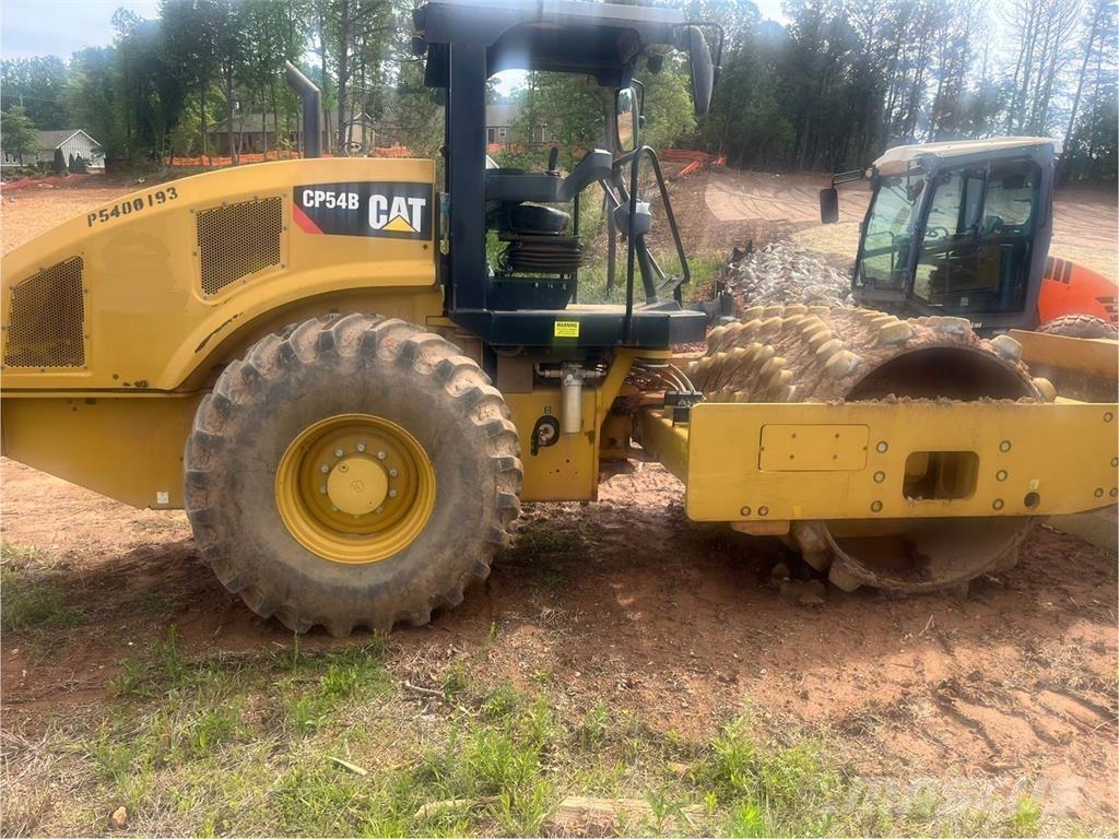 CAT CP54B Půdní kompaktory
