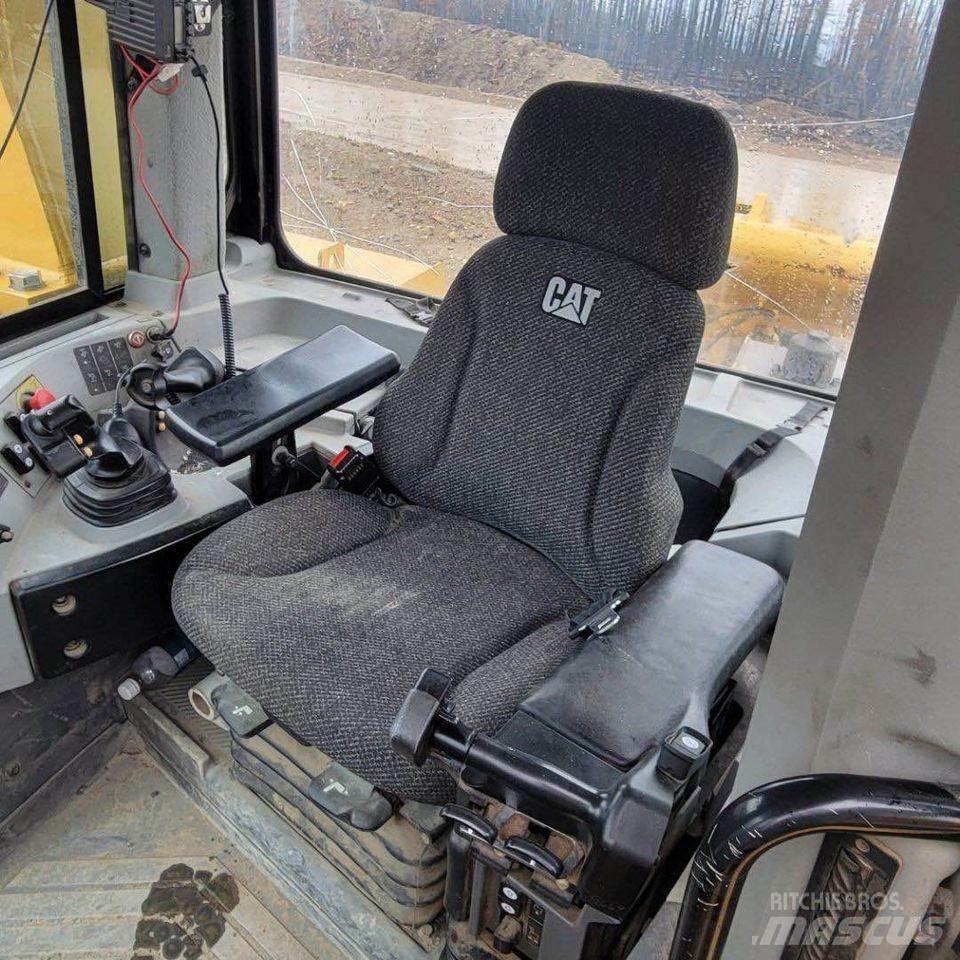 CAT D10T Pásové dozery