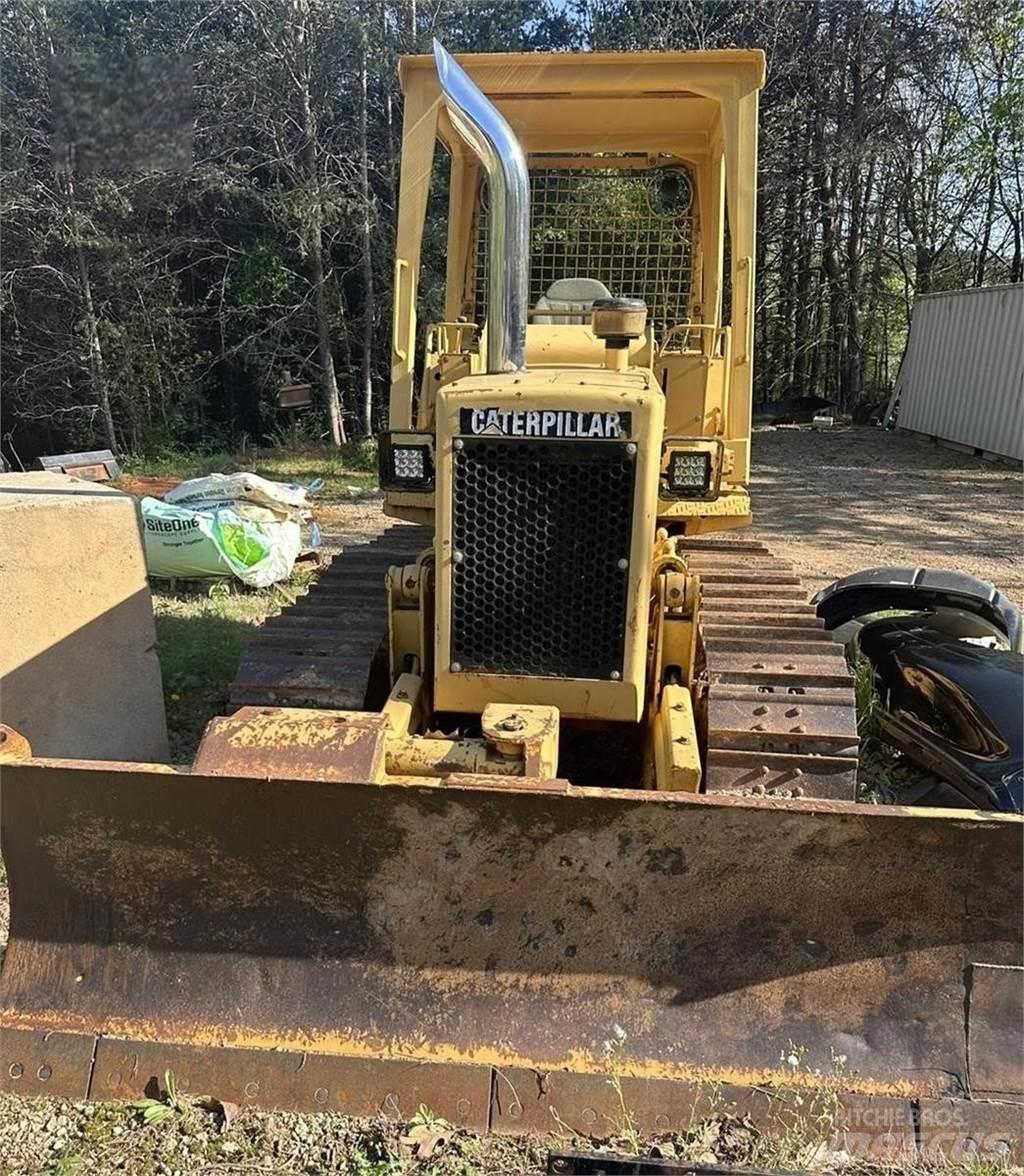 CAT D3B Pásové dozery