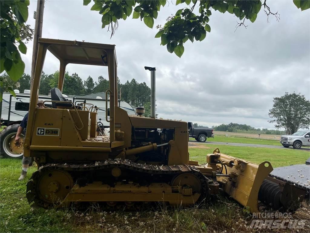 CAT D3B Pásové dozery