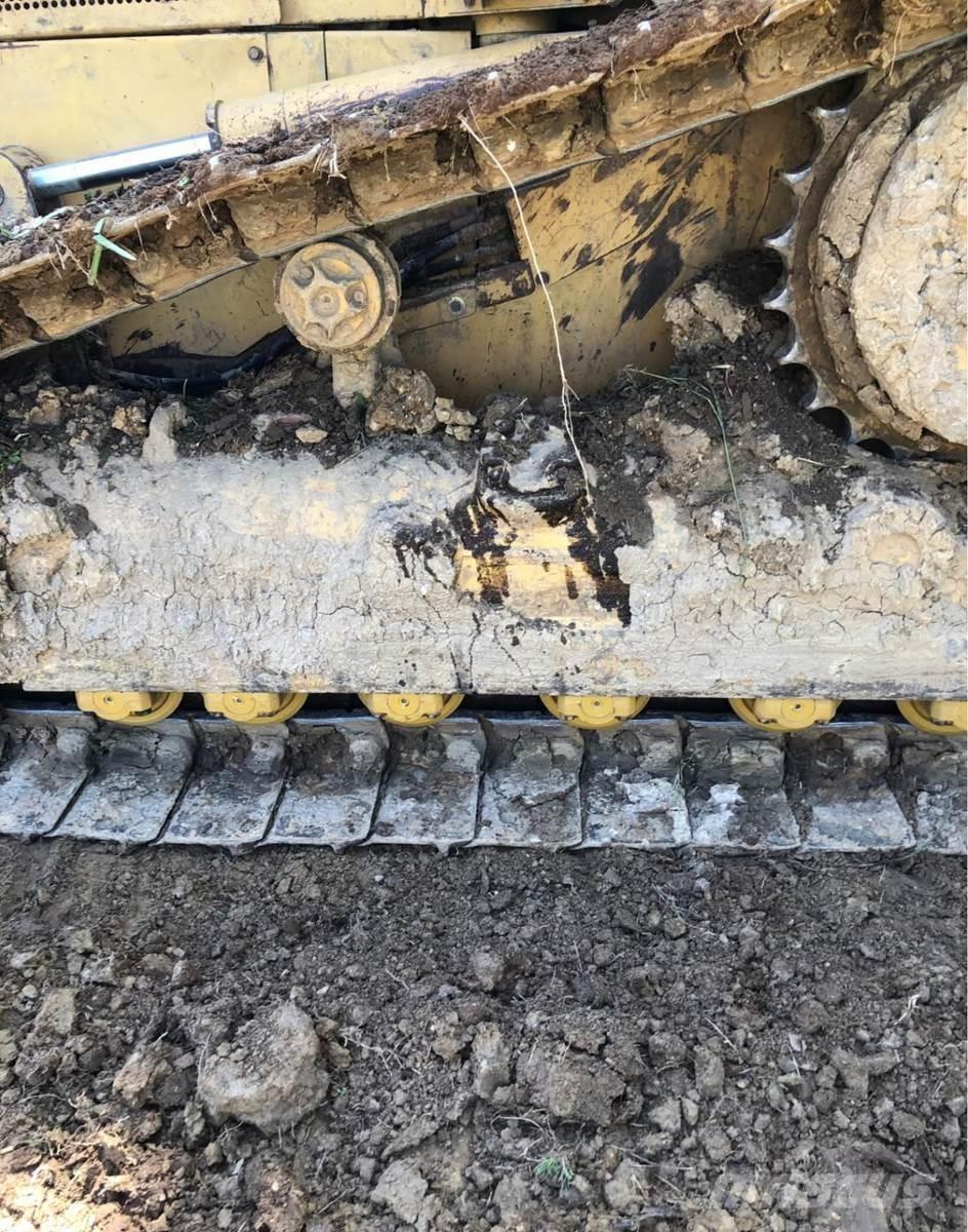 CAT D5M Pásové dozery
