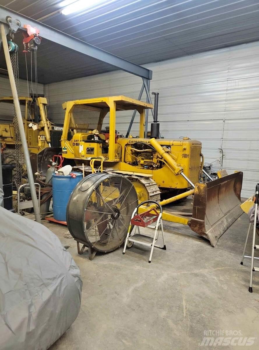 CAT D6B Pásové dozery