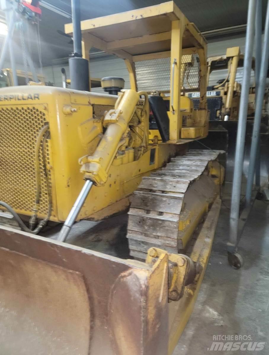 CAT D6B Pásové dozery