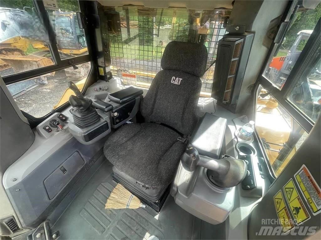 CAT D7E Pásové dozery