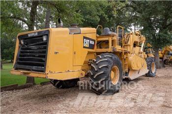 CAT RM300 Půdní kompaktory