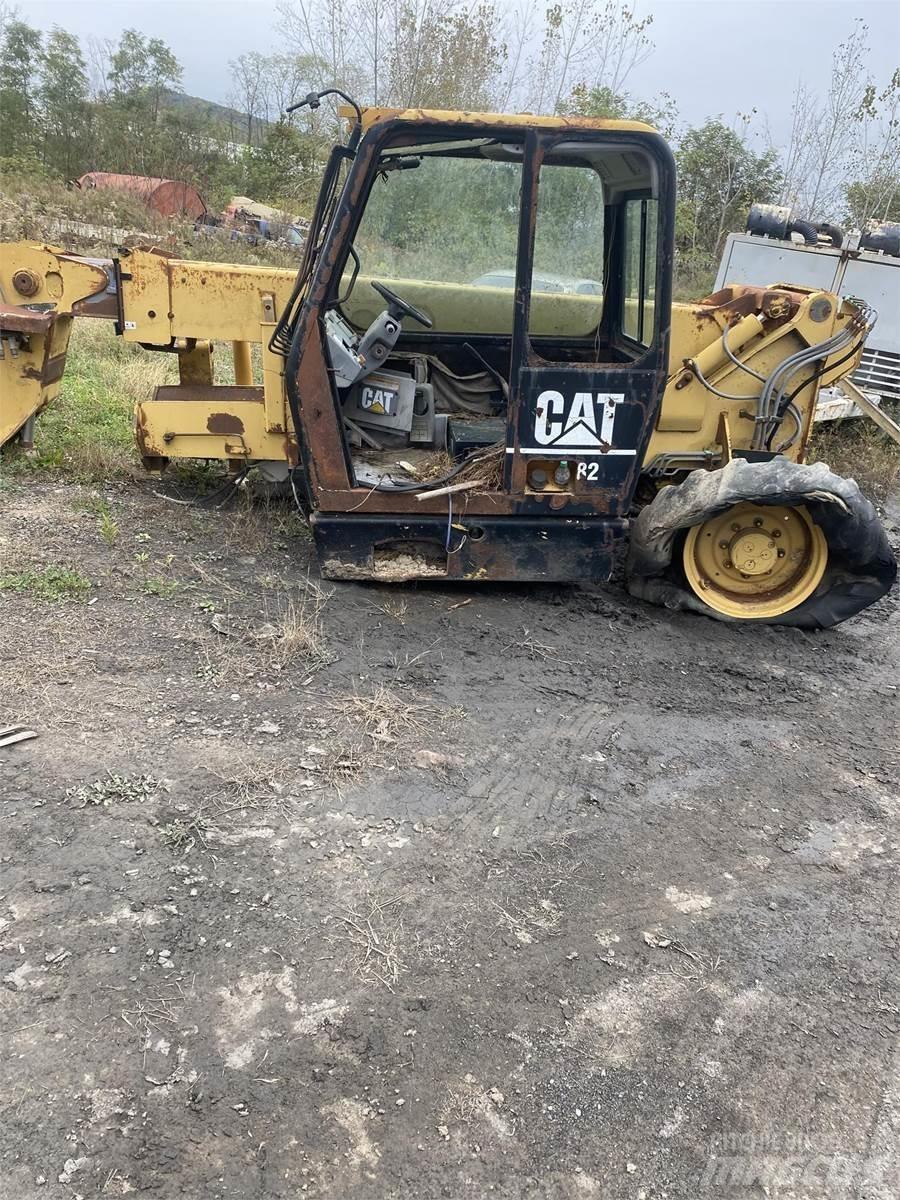 CAT TH82 Teleskopické manipulátory