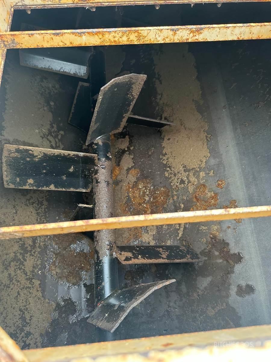 Finn T120 Násypky, fukary a dopravníky