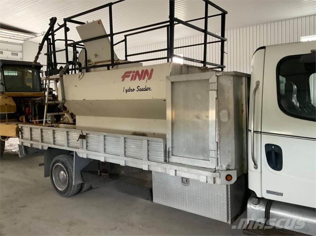 Finn T120 Násypky, fukary a dopravníky