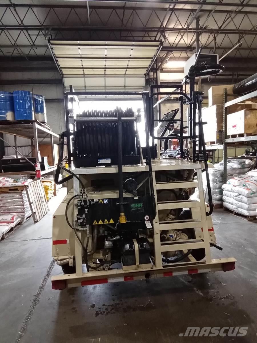 Finn T120 Násypky, fukary a dopravníky