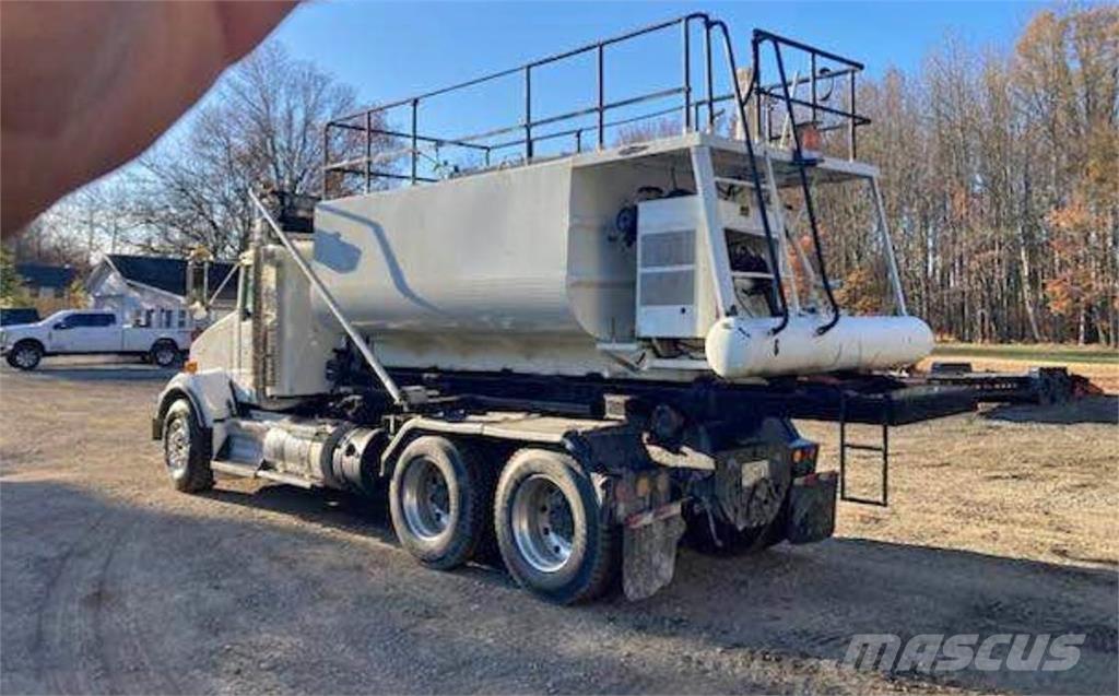 Finn T240 Násypky, fukary a dopravníky