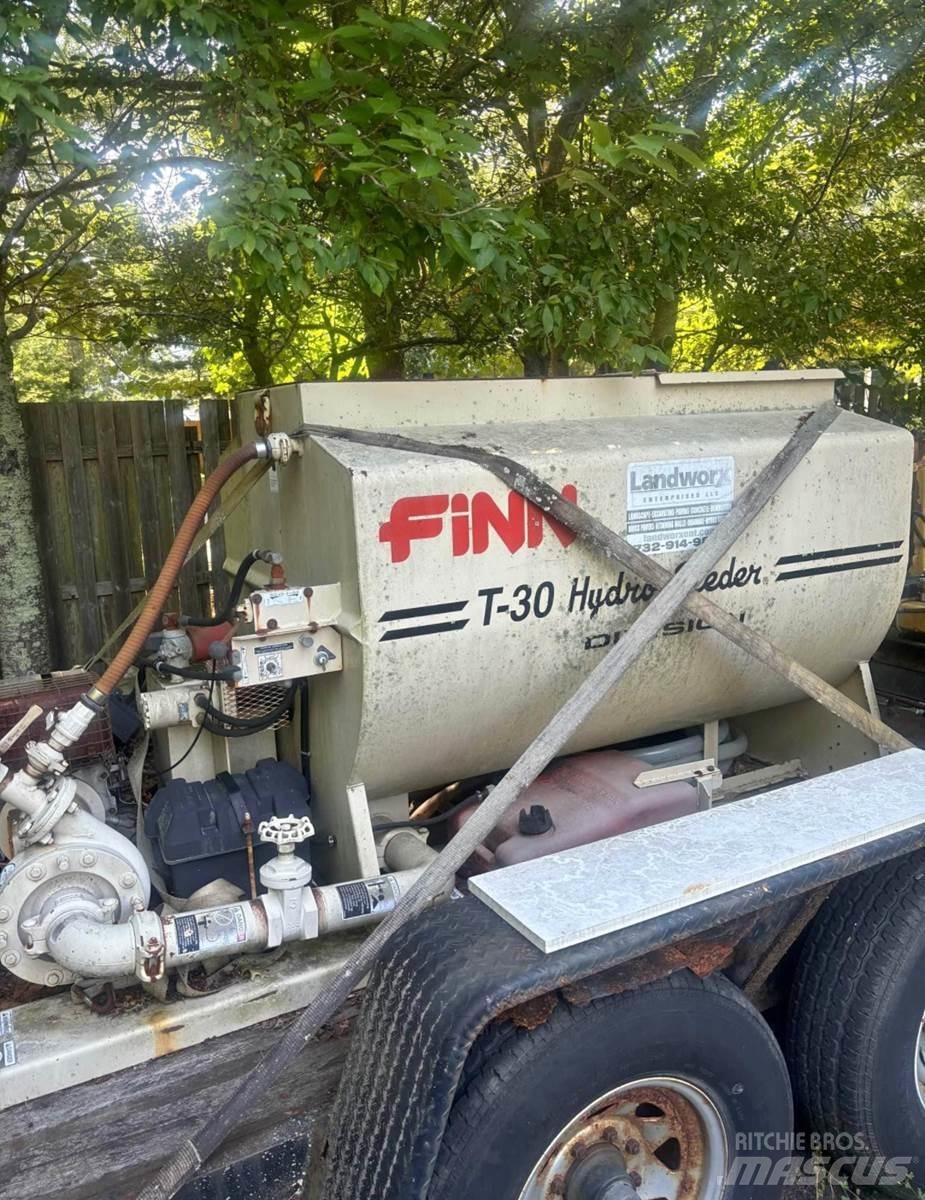 Finn T30 Násypky, fukary a dopravníky