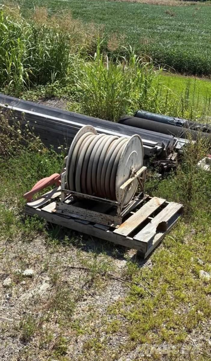 Finn T330 Násypky, fukary a dopravníky