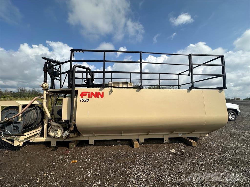 Finn T330 Násypky, fukary a dopravníky