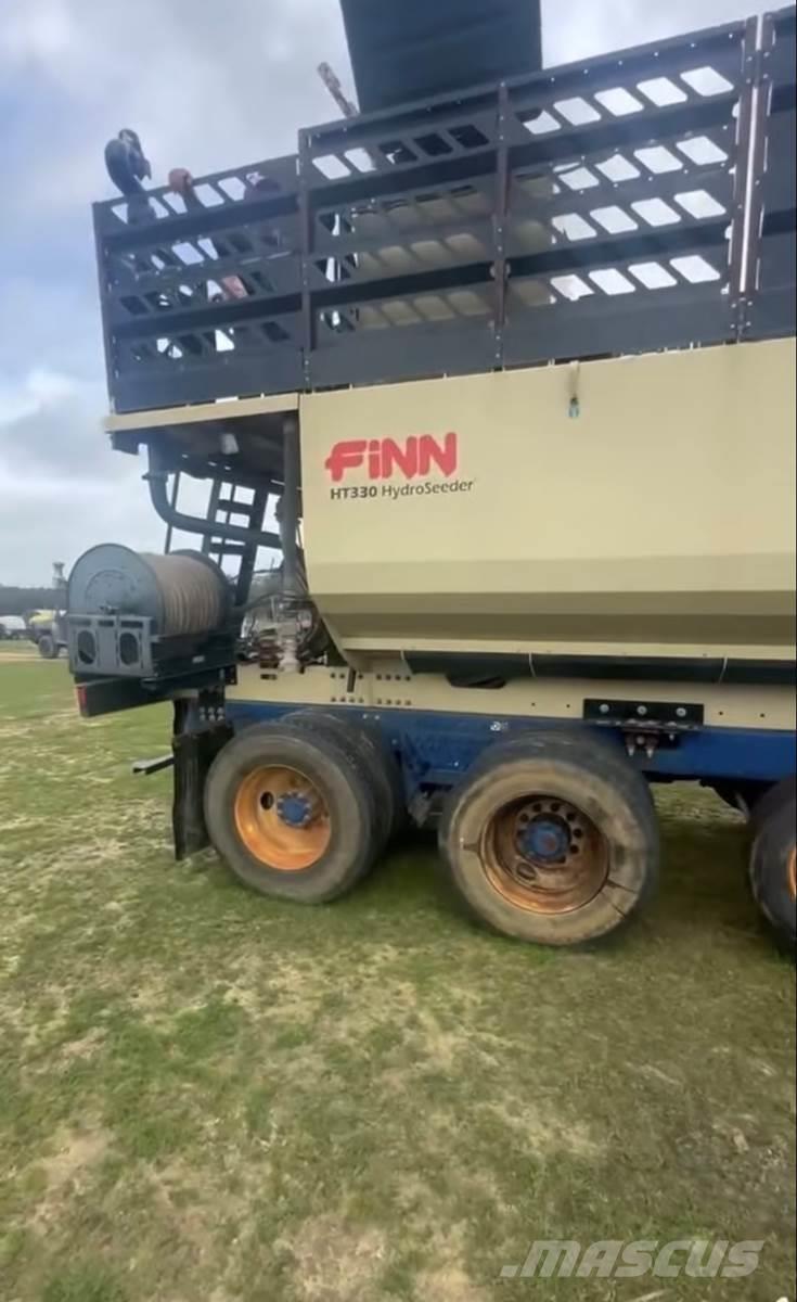 Finn T330 Násypky, fukary a dopravníky